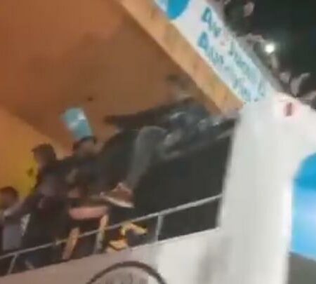 Pogledajte zastrašujuću snimku iz Argentine: igrači slavili povratak u prvu ligu u otvorenom autobusu, umalo ostali zgnječeni ispod mosta